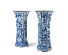 PAIRE DE VASES CORNETS EN PORCELAINE BLEU BLANC, Chine, dynastie Qing, époque Kangxi (1662-1722)