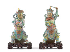 PAIRE DE STATUETTES DE ROI GARDIENS EN PORCELAINE FAMILLE ROSE  Chine, dynastie Qing, XIXème siècle