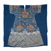 ROBE NON MONTÉE EN SOIE BLEUE BRODÉE, JIFU, Chine, fin de la dynastie Qing (1644-1911)