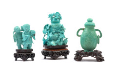 DEUX VASES MINIATURES ET UN GROUPE EN TURQUOISE, Chine, début du XXe siècle