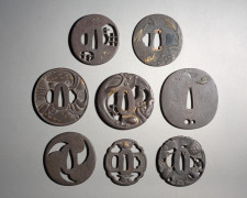 HUIT TSUBA EN FER DORÉ OU INCRUSTÉ D'ARGENT, Japon, époque Edo (1603-1868)