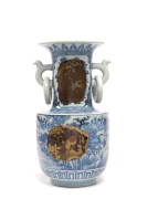 VASE EN PORCELAINE HIRADO, Japon, époque Meiji (1868-1912)