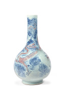 VASE EN PORCELAINE BLEU BLANC ET ROUGE DE CUIVRE, Chine, dynastie Qing, XVIIIe/XIXe siècle