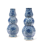 PAIRE DE VASES EN PORCELAINE BLEU BLANC, Chine, dynastie Qing, XIXe siècle