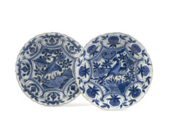 DEUX ASSIETTES EN PORCELAINE BLEU BLANC, Chine, dynastie Ming, époque Wanli (1573-1620)