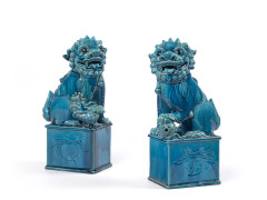 PAIRE DE CHIENS DE FO EN BISCUIT ÉMAILLÉ TURQUOISE, Chine, dynastie Qing, XIXe siècle