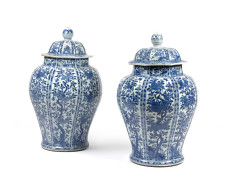 DEUX GRANDES POTICHES COUVERTES EN PORCELAINE BLEU BLANC, Chine, dynastie Qing, époque Kangxi (1662-1722)