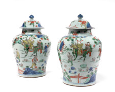 PAIRE DE VASES COUVERTS EN PORCELAINE WUCAI, Chine, époque Transition, XVIIe siècle