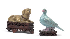 CHIEN EN BISCUIT ÉMAILLÉ BEIGE ET PIGEON EN PORCELAINE POLYCHROME, Chine, dynastie Qing, XIXe siècle