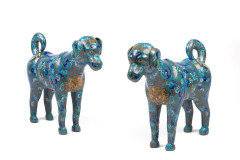 PAIRE DE CHIENS EN BRONZE ET ÉMAUX CLOISONNÉS, Chine, XXe siècle