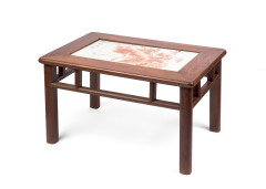 TABLE BASSE EN BOIS ET PORCELAINE ROUGE DE FER, Chine, fin de la dynastie Qing (1644-1911)