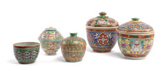 CINQ POTS EN PORCELAINE BENJARONG, Thaïlande, XVIIIe/XIXe siècle