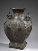 VASE HU EN BRONZE INCRUSTÉ D'ARGENT ET D'OR, Chine, dynastie Qing, XVIIe-XVIIIe siècle