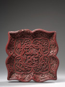 TRÈS RARE PLATEAU EN LAQUE ROUGE SCULPTÉE, Chine, dynastie Ming, marque et époque Jiajing (1522-1566)