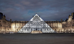 ¤ JR (Français - Né en 1983) JR at the Louvre, La Pyramide - 2016 Tirage photographique en couleur contrecollé sur aluminium, dibond