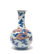 VASE EN PORCELAINE BLEU BLANC ET ROUGE DE CUIVRE, Chine, dynastie Qing, XIXe siècle