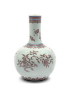 VASE TIANQIUPING EN PORCELAINE BLEU BLANC ET ROUGE DE CUIVRE Chine, dynastie Qing, XVIIIe siècle