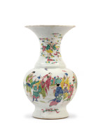 VASE EN PORCELAINE FAMILLE ROSE, Chine, dynastie Qing, époque Yongzheng (1723-1735)