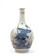 VASE TOKKURI EN PORCELAINE ARITA, Japon, époque Edo (1603-1868)