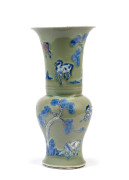 VASE YENYEN EN PORCELAINE BLEU BLANC ET ROUGE DE CUIVRE SUR FOND CELADON, Chine, dynastie Qing, époque Kangxi (1662-1722)