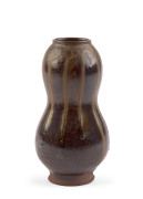 VASE EN GRÈS ÉMAILLÉ BRUN ET OCRE, Japon, circa 1900