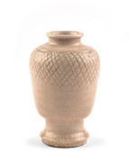 VASE EN GRÈS À GLAÇURE BEIGE CRAQUELÉE, Japon, époque Edo (1603-1868)