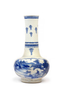 VASE EN PORCELAINE BLEU BLANC, Chine, dynastie Qing, époque Kangxi (1662-1722)