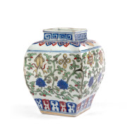 PETIT VASE EN PORCELAINE WUCAI, Chine, dynastie Ming, marque et époque Jiajing (1521-1567)