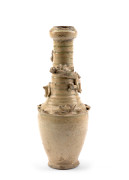 VASE FUNÉRAIRE EN GRÈS ÉMAILLÉ BEIGE, Chine, dynastie Song (960-1127)