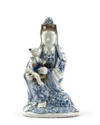 STATUETTE DE GUANYIN EN PORCELAINE BLEU BLANC, Chine, dynastie Qing, XVIIIe siècle