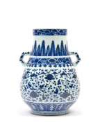 VASE HU EN PORCELAINE BLEU BLANC, Chine, dynastie Qing, XIXe siècle