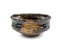 BOL À THÉ CHAWAN EN GRÈS ORIBE NOIR, Japon, époque Edo, XVIIe siècle