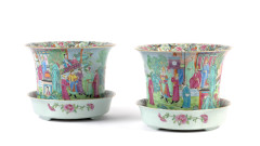 PAIRE DE JARDINIÈRES ET LEURS SOUCOUPES EN PORCELAINE DE CANTON, Chine, fin de la dynastie Qing, fin du XIXe siècle