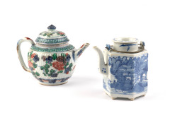 THÉIÈRE EN PORCELAINE WUCAI ET THÉIÈRE EN PORCELAINE BLEU BLANC, Chine, dynastie Qing, époque Kangxi (1662-1722) et XIXe siècle