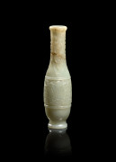 PETIT VASE EN JADE CÉLADON, Chine, dynastie Qing, époque Qianlong (1736-1795)