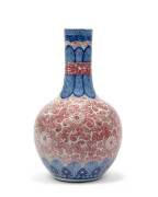 VASE TIANQIUPING EN PORCELAINE BLEU BLANC ET ROUGE DE CUIVRE  Chine, dynastie Qing, XVIIIe/XIXe siècle