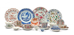 ENSEMBLE DE PORCELAINES FAMILLE ROSE, BLEU BLANC, IMARI CHINOIS ET POLYCHROME, Chine, dynastie Qing, XVIIIe siècle et postérieur