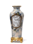 VASE EN PORCELAINE DE SÈVRES ET BRONZE DORÉ DE LA FIN DU XIXe SIÈCLE Daté 1880