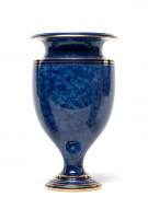 VASE DE MYCÈNE EN PORCELAINE DE SÈVRES DE LA FIN DU XIXe SIÈCLE Daté 1882