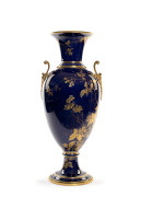 GRAND VASE EN PORCELAINE DE SÈVRES DE FORME BALUSTRE DE LA FIN DU XIXe SIÈCLE  Daté 1883