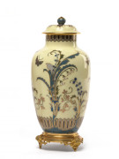 VASE SAÏGON COUVERT EN PORCELAINE DE SÈVRES ET BRONZE DORÉ DE LA FIN DU XIXe SIÈCLE  Daté 1881