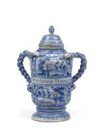 VASE D'APOTHICAIRERIE COUVERT EN FAÏENCE DE NEVERS DE LA FIN DU XVIIe SIÈCLE Vers 1680