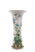 GRAND VASE DE FORME CORNET EN PORCELAINE DE SÈVRES DE LA FIN DU XIXe SIÈCLE Daté 1884