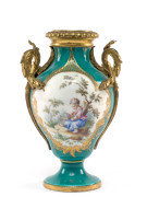 VASE À OREILLES EN PORCELAINE TENDRE DE SÈVRES DU XVIIIe SIÈCLE, VERS 1757 ET BRONZE DORÉ DU XIXe SIÈCLE Vers 1757-1758