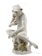 GRANDE FIGURE DE SINGE EN PORCELAINE DANS LE STYLE DE MEISSEN D'après le modèle de Kaendler pour le Palais Japonais d'Auguste Le For.