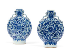 PAIRE DE GOURDES EN PORCELAINE Chine, dynastie Qing, XIXe siècle