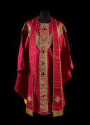 ENSEMBLE DE SIX CHASUBLES DU DEBUT DU XXe SIÈCLE PROVENANT DE LA CHAPELLE DU CHATEAU DE MARCELLUS