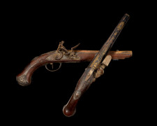 PAIRE DE PISTOLETS D'ARÇON À SILEX D'OFFICIER, vers 1780 Salesse à Bordeaux