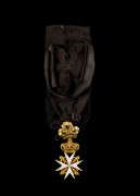 MALTE  ORDRE DE MALTE Fin du XVIIIe siècle, début du XIXe siècle  Croix de chevalier en réduction, à couronne fleur de lysée et ruba...