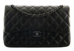 CHANEL Édition Limitée 2011-2012  Sac à rabat  Cuir matelassé noir Garniture métal noir mat Dimensions : 31 x 20 x 9...